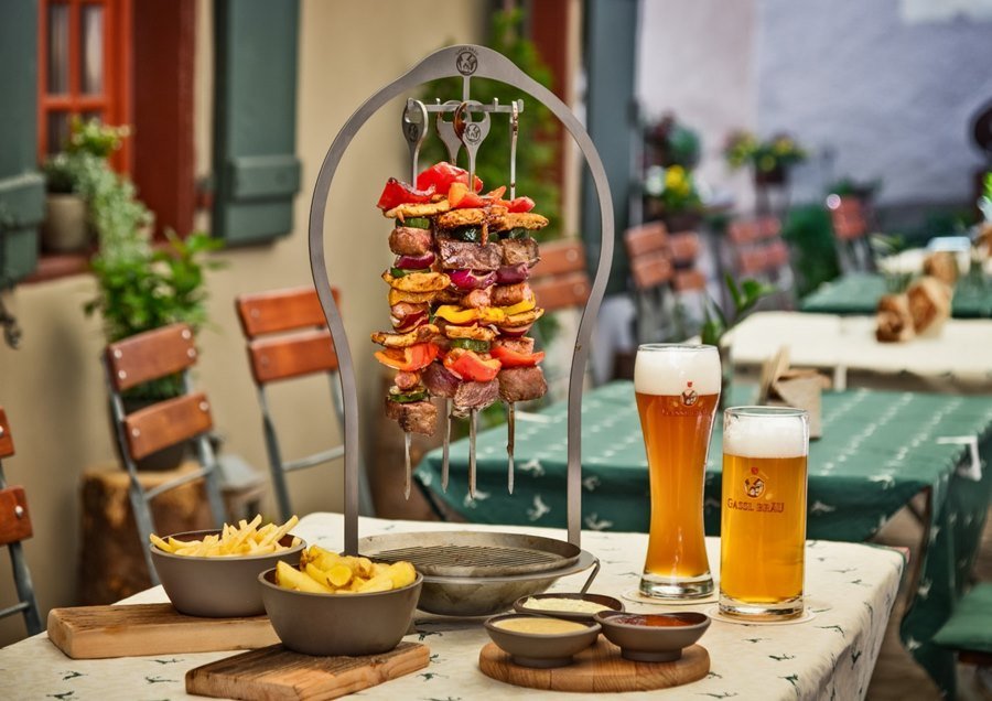 The Angus beef skewer served with craft beer at the Gassl Bräu Brewery in Chiusa, the lunch option for the Alpe di Villandro excursion.